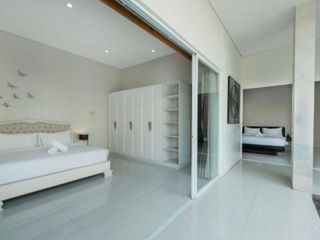 Villa 3 Kamar dengan Private Pool dan Jacuzzi Dekat Double Six Beach