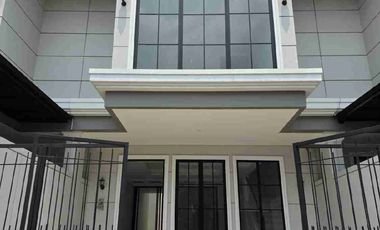 Rumah 2 lantai di Casa Varya Jakarta Barat