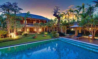 Luxury Villa 2 Unit 700 Meter dari Pantai Seminyak