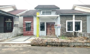 Jarang Ada! Rumah Komplek Harga Nego, Punya Halaman Belakang Luas