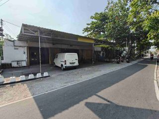 Rumah Dan Ruang Usaha Tepi Jalan Utama Posisi Hook