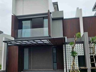 Disewakan Rumah  Mewah 3 Lantai Semi Finish Cluster Dempsey Hills Citraland