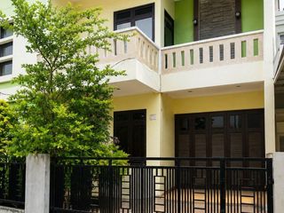 Harga Bawah Pasar Rumah Cantik Bersih Terawat Strategis 2 Lantai di Kemanggisan Palmerah Jakarta Barat