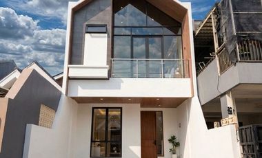 Suasana Asri Berfasilitas Taman Belakang, Rumah 2 Lantai di Graha Raya GB-18097