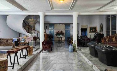 Rumah dengan Lahan Luas & S Pool di Pondok Labu