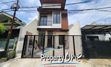 Jual Rumah Siap Huni 2 Lantai di Kencana Loka, Fully Fitted Kitchen Set, SHM, Selangkah ke Pasar Modern BSD, Stasiun KRL Rawa Buntu & Akses Tol