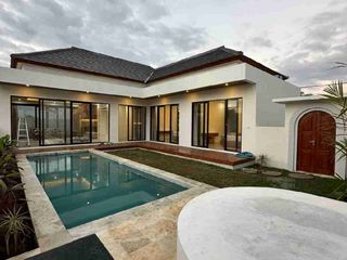 Dijual Villa Baru bergaya Mediterania sangat murah dekat pantai Lovina dengan view sawah