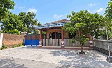 Rumah Lama Luas di Perkampungan Baki