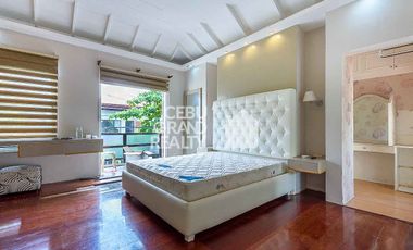 Sunlit Modern Residence with Seamless Indoor Flow