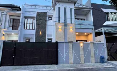 Dijual Rumah Lantai 3 di Kawasan Jalan Ciung Wanara Renon  Denpasar Bali.