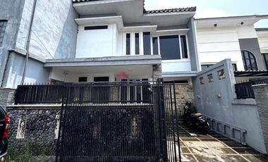 Rumah 2 Lantai Semi Furnished Dijual – SHM, Luas & Nyaman