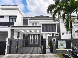 RUMAH 2 LANTAI DIKAWASAN ELIT SEMI FURNISH