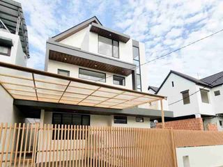 Rumah Modern 3 Lantai di Dalung - Dekat Canggu