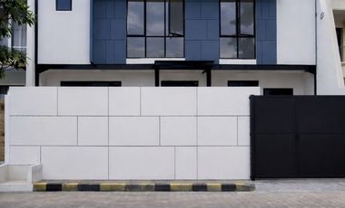 Rumah Gudang Sutorejo Selatan Siap Huni Bagus Dekat Unair Galaxy Mall Carport 2