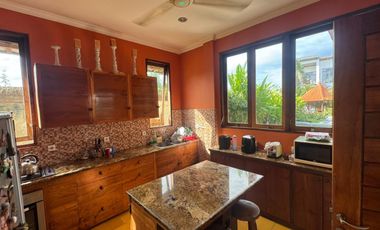 DIJUAL VILLA BIG GARDEN DI SANUR   Villa nyaman dengan taman luas, berlokasi di kawasan Tunggak Bingin, Sanur, berada di lingkungan perumahan dan vill