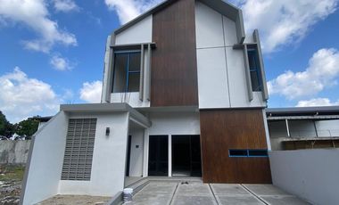 termurah siap huni rumah 2 lantai di solo baru pinggir jalan raya lokasi sangat strategis dekat pusat perbelanjaan dan pendidikan