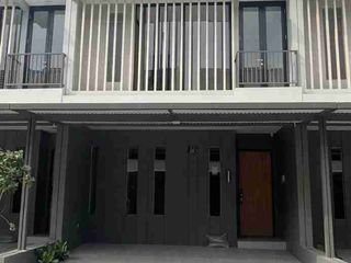 Jual Rumah 3 Lantai Grand Wisata Z Living Semi furnished & Strategis
