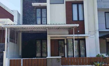 Rumah 2Lt Siap Huni Di Greenland Tidar Malang

Spesifikasi :

Luas Tanah : 120m²

Luas Bangunan : 140m²

Tingkat : 2 Lantai

Kamar Tidur : 4

Kamar Mandi : 2

Listrik : 4200Watt

Air : PDAM 

Carport : 1

Hadap : Selatan

Legalitas : SHGB

Harga 1,8 Milyar Nego