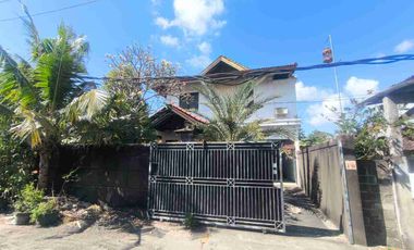 Dijual Rumah Tinggal 2 Lantai Di Denpasar
Jl. Laksamana I No. 11, Sumerta Klod, Denpasar Timur, Kota Denpasar, Bali

Spek:
Luas tanah 272m2
Luas bangunan 326m2
8 Kamar Tidur 
6 Kamar Mandi
Sumber Air Bersih
Listrik PLN 
Dapur
Carport
Hadap Utara
Akses Jalan 4 meter
Legalitas
SHGB

Selling Point
-	Dekat Dengan Sekolah
-	Dekat dengan Fasilitas Umum & Publik
-Berada di Pusat Kota Denpasar

Harga Rp 6 M
Cash/Kredit