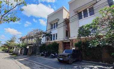 DI JUAL RUMAH KOST EXCLUSIVE
4 LANTAI - 32 KAMAR - LOKASI STRATEGIS RENON

LOKASI PREMIUM
Jl. Pemuda, Renon, Kec. Denpasar Timur, Kota Denpasar, Bali
Lokasi pusat kota, dekat perkantoran, kampus, rumah sakit & pusat perbelanjaan

SPESIFIKASI BANGUNAN :
- Legalitas: SHM
- Luas Tanah: 426 m²
- Luas Bangunan: 950 m²
- Jumlah Lantai:4 Lantai
- Jumlah Kamar: 32 Kamar
- 10 kamar per lantai
Lantai 4 dapur umum dan gasebo
- Struktur: Beton bertulang
- Listrik: Token per kamar
- Air: Sumur Bor
- Parkir: Area parkir motor & mobil

FASILITAS KAMAR
- Kamar mandi dalam + shower
- Sirkulasi udara & pencahayaan bagus

FASILITAS GEDUNG
- Gudang
- Gasebo di lt 4
- dapur Umum

SELLING POINT :
1. Lokasi Super Strategis: Di Jl. Pemuda Renon - pusat pemerintahan & bisnis Denpasar
2. Demand Tinggi: Dekat kampus, kantor, RS Sanglah. Okupansi stabil
3. Siap Operasional: Cocok untuk Kost Eksklusif, Guest House, atau Penginapan
4. ROI Cepat: 32 kamar dengan tarif premium area Renon
5. Akses Mudah: Jalan utama 2 arah, dekat Monumen Bajra Sandhi, Mall, dan Kuliner

- Harga 22M Nego
-  Cash / KPR