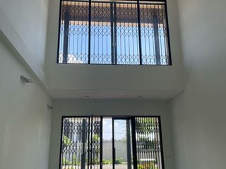 Alamat lengkap Podomoro Park Bandung Ruko Neo Plaza No. E3 Luas tanah  75m2 Lebar muka 5m Carport 2  Luas bangunan  87m2 Kamar Lantai 1 Open Kamar man