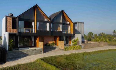 Luxury Rice Field View Villas for Sale in Ubud
📍Jl. Subak Kalangan Samu, Singakerta, Ubud

Beautiful newly built villas located in the peaceful area of Singakerta, Ubud, offering breathtaking 180° rice field views and a tranquil natural atmosphere. 
These villas are perfect for private living, holiday homes, or investment as a tourism rental property.
A rare opportunity to own a brand new villa with stunning rice field views in Ubud, one of Bali’s most desirable investment areas.

*Property Details:*

✓2 Bedrooms in each villa
✓Fully furnished
✓Land size: 100 m² per villa
✓Building size: 150 m² per villa
✓Private swimming pool: ✓2 m x 6 m (each villa)
✓Construction year: 2025 – 2026

*Legal & Documents:*
✓Certificate: SHM (Freehold)
✓Both villas are on one certificate, therefore must be purchased together
✓Building permit: SLF & PBG Pondok Wisata – in progress

Price:
IDR 4,5 Billion for 2 Villas
Negotiable.