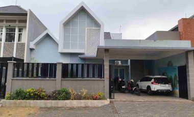 Rumah Premium Nieuw Indie Araya – Harga Khusus Rp3,5 M (Turun dari Rp4 M)

📍 Nieuw Indie – Araya, Blimbing, Kota Malang Rumah modern dengan lahan luas di kawasan premium Araya.

Cocok untuk:
Hunian keluarga
Kantor
Klinik
Studio Konsultan
Boutique
Office

Spesifikasi : 
- Luas Tanah 350 m² 
- Luas Bangunan 160 m²
- 2 Kamar Tidur
- 2+1 Kamar Mandi
- SHM
- PDAM & sumur
- Listrik 3500 Watt
- Hadap Utara

Keunggulan
✅ Halaman depan sangat luas
✅ Ventilasi dan pencahayaan sangat baik
✅ Jalan lingkungan lebar
✅ Lingkungan tenang dan premium
✅ Dekat KDS, Araya Golf, sekolah, dan pusat kuliner

Lahan luas dengan sisa halaman yang masih sangat besar untuk pengembangan.
Cocok bagi pembeli yang ingin memperluas bangunan, membuat kolam renang, taman, atau ruang usaha, tanpa perlu membeli lahan tambahan.

💰 Harga Rp3,5 M (turun dari Rp4 M) Nego
