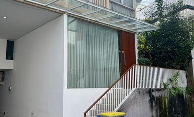 RUMAH TOWNHOUSE STRATEGIS SEMI FURNISH DEKAT MAMPANG DAN KEMANG JAKARTA SELATAN DIJUAL HARGA 4 MILYAR