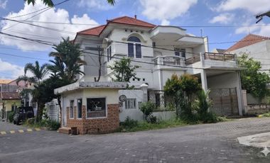 Rumah Sutorejo Selatan Classic Hook Akses art terpisah Row 2.5 mobil Carport 2