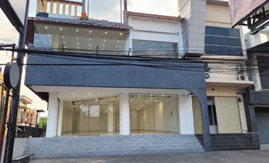 Ruang Usaha 3 Lantai + Basement Strategis di Jalan Seturan Raya