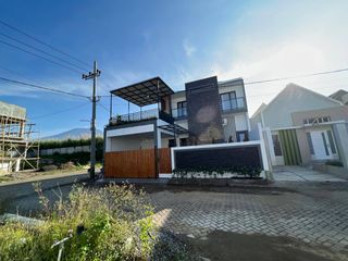 Dijual Rumah Siap Huni Terawat dengan Private Pool di Perumahan Kencana, Karangploso, Kota Malang