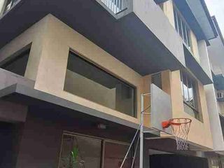 4 Bedroom Townhouse Unit in Banawe Quezon City for Lease / for Sale