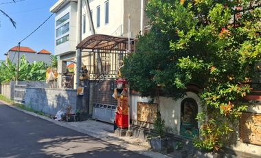 Di jual rumah lantai 2 jalan Mohyamin Renon  lokasi strategis jantung kota Renon