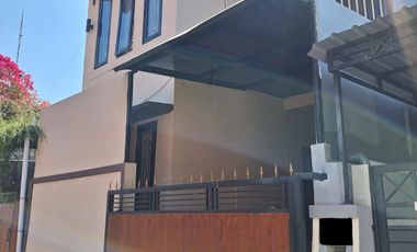 DIJUAL RUMAH LANTAI 2 – SIDAKARYA, DENPASAR SELATAN   Lokasi: Jl. Tukad Petanu, Sidakarya, Denpasar Selatan