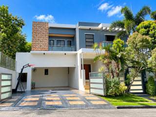 Spacious 5 Bedroom House and Lot for Sale in Rivera Golf and Country Club, Cavite