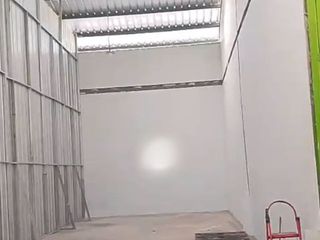 DISEWAKAN GUDANG SIAP PAKAI LUAS 108M2 ADA OFFICE AKSES CONTAINER 40FT DI PINGGIR JL RAYA KARAWACI TANGERANG