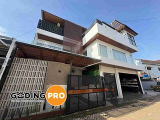 RUMAH 3 LANTAI SHM SUKATANI TAPOS DEPOK PRIVAT POOL BANGUNAN MEWAH RAPI SIAP HUNI