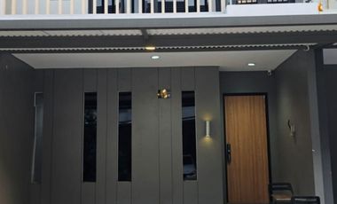 Rumah 3 Lantai SHM Dijual di Living Lake Garden Grand Wisata Bekasi, 5KT 4KM, 1,9M Nego