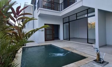 Di jual villa baru Greesss lantai 2  Lokasi jalan Sading