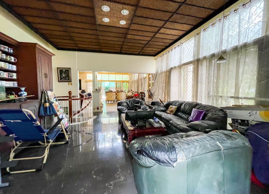 Elevated 5-Bedroom Luxury Residence with Pool, Jacuzzi, and 7-Car ...