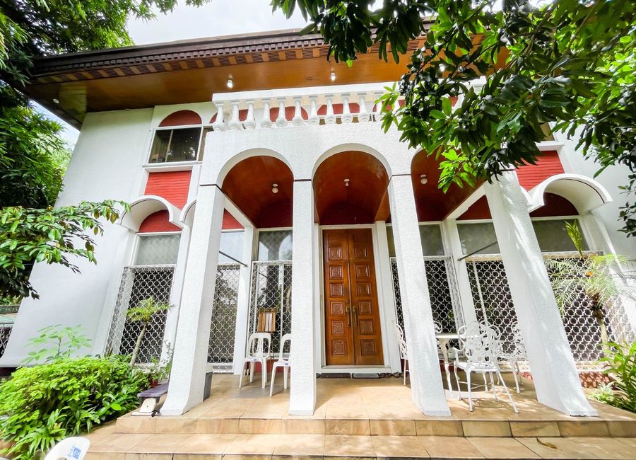 Elevated 5-Bedroom Luxury Residence with Pool, Jacuzzi, and 7-Car ...