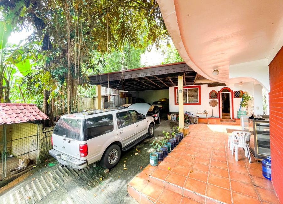 Elevated 5-Bedroom Luxury Residence with Pool, Jacuzzi, and 7-Car ...