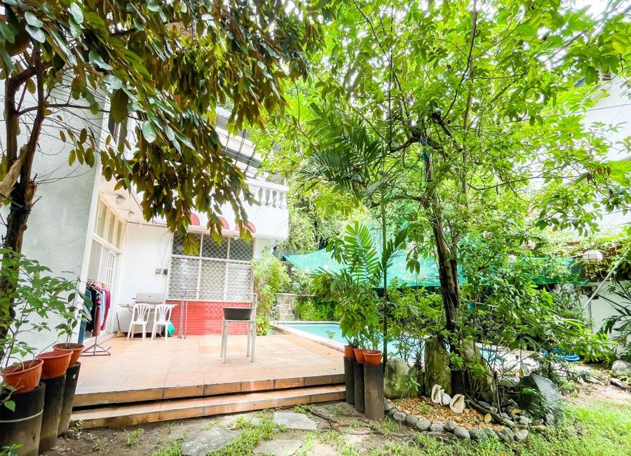 Elevated 5-Bedroom Luxury Residence with Pool, Jacuzzi, and 7-Car ...