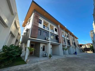 FOR SALE!! 4-BEDROOM TOWNHOUSE IN MANDAUE CITY!