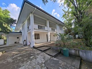 5BR House with Pool & Garden at Dasmariñas Village