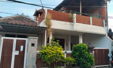 RUMAH LAMA 2 LANTAI DI JL PURI CANDRA ASRI SUKAWATI GIANYAR DEKAT PANTAI KETEWEL