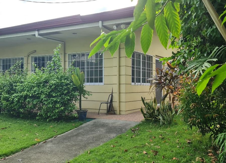 Bungalow House in N. Bacalso Avenue Near CIT, Salazar Institute, SM ...