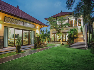 Leasehold - Exquisite 4-Bedroom Estate Luxury Living with Pool, Gym, and Expansive Garden