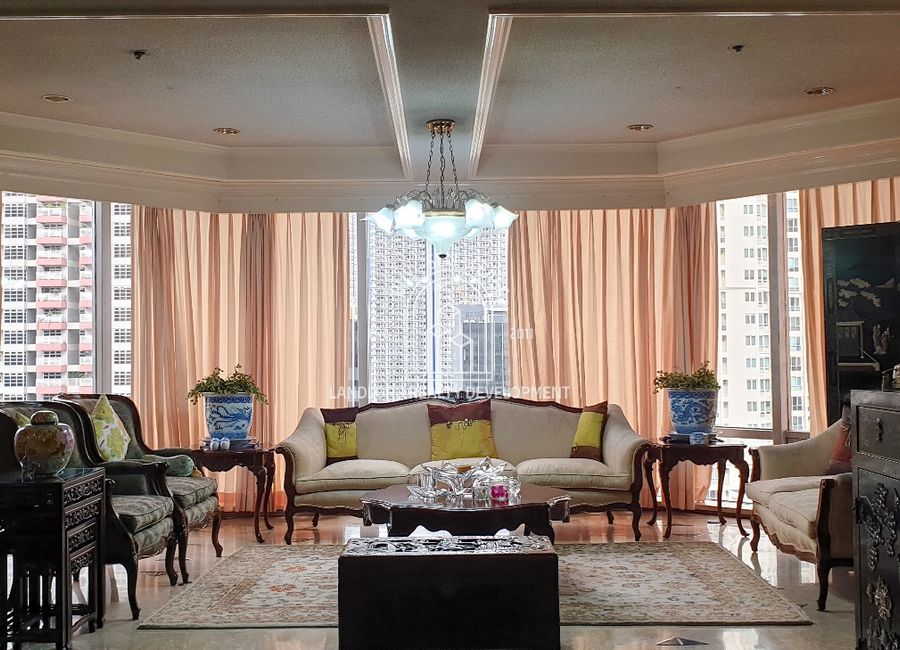 This is a 270 square meter 3 bedroom condo unit for sale in LPL Center ...