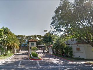 Paseo de Magallanes Village